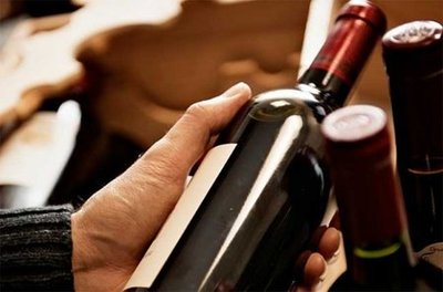 中年商务人士葡萄酒营销：突出高端、品质形象​
